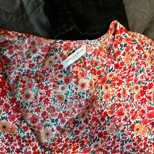 Blouse floral 1xl no stretch. Worn once/smoke free environment.
